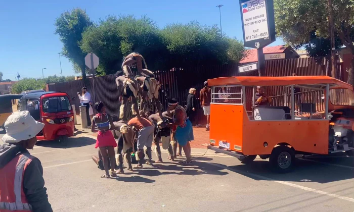 2-Hour Tuk Tuk Tour of Soweto including Beer Tasting and Lunch - Image 2