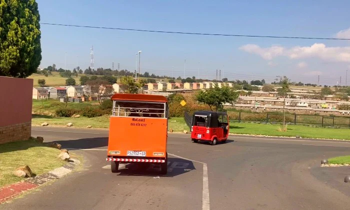 2-Hour Tuk Tuk Tour of Soweto including Beer Tasting and Lunch - Image 6