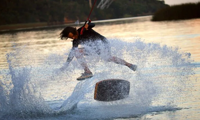 90-Minute Wakeboarding & Stand-Up Paddle Board Experience - Image 4