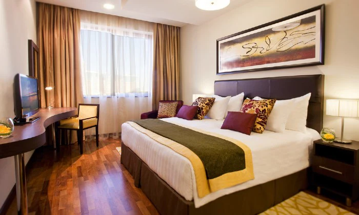 Dubai: 4-Night Stay for 2 Adults Incl Breakfast, Transfers, City Tour & Dinner Cruise - Image 2