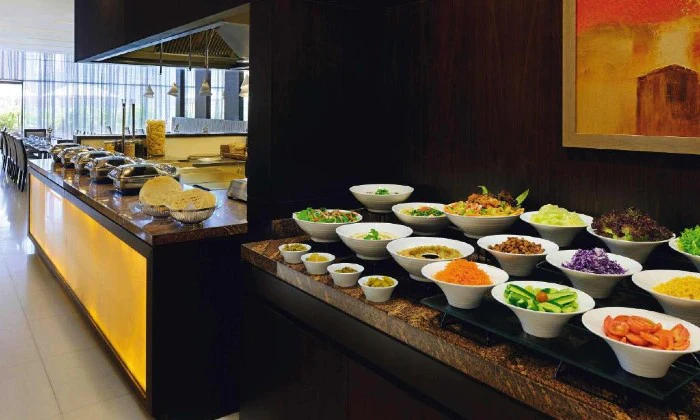 Dubai: 4-Night Stay for 2 Adults Incl Breakfast, Transfers, City Tour & Dinner Cruise - Image 5