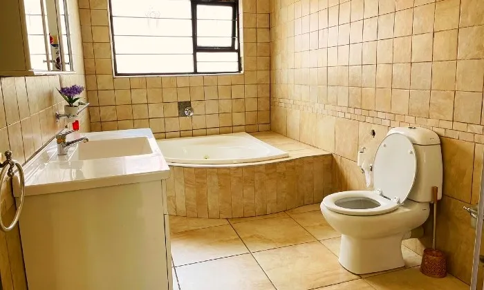 Johannesburg: 1 or 2-Night anytime stay for two including breakfast at Airport Royal Guest House - Image 3