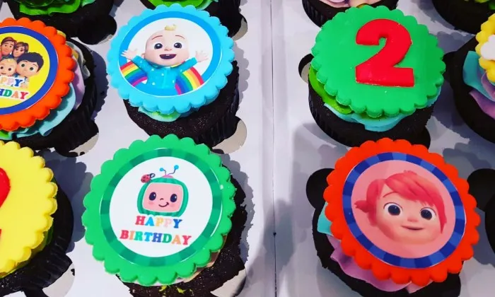 Themed cake including 12 themed cupcakes & 12 cake pops - Image 2